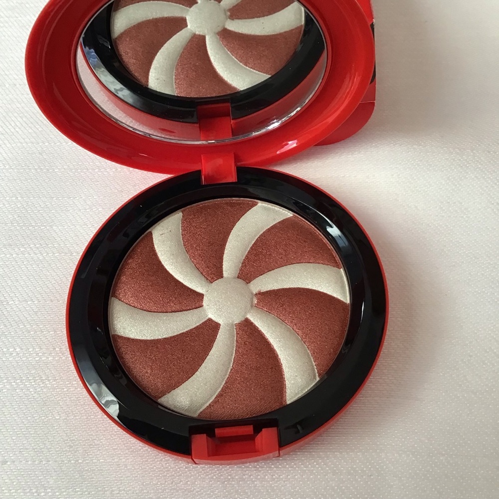 Mac Hyper Real Glow Fortune Teller / Blizzard Wizard holiday exclusive compact